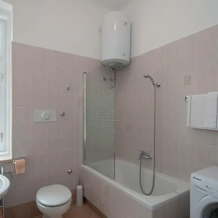 With A Parking Space - 14562 Οπατία